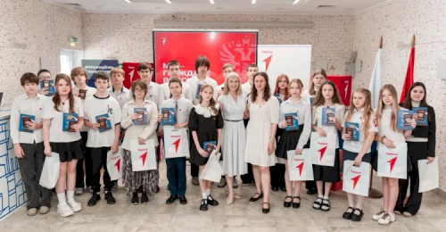 В День города севастопольским школьникам вручили первые паспорта В День города севастопольским школьникам вручили первые паспорта