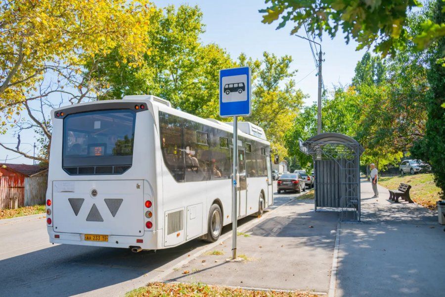 На улице Генерала Коломийца разместили временные остановки На улице Генерала Коломийца разместили временные остановки