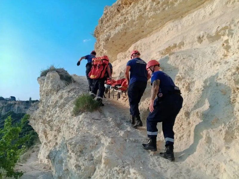 Спасатели эвакуировали пострадавшую после падения на Фиоленте Спасатели эвакуировали пострадавшую после падения на Фиоленте