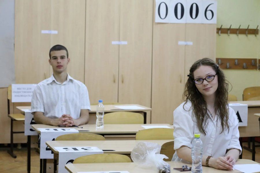 Выпускники Севастополя сдают ЕГЭ по физике и обществознанию Выпускники Севастополя сдают ЕГЭ по физике и обществознанию