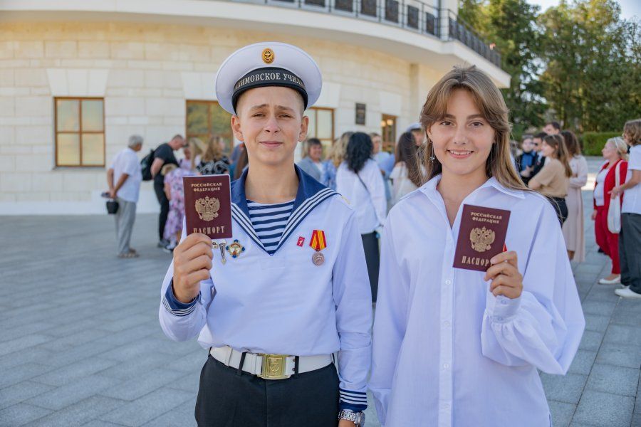 19 севастопольских школьников получили первые паспорта на Сапун-горе 19 севастопольских школьников получили первые паспорта на Сапун-горе