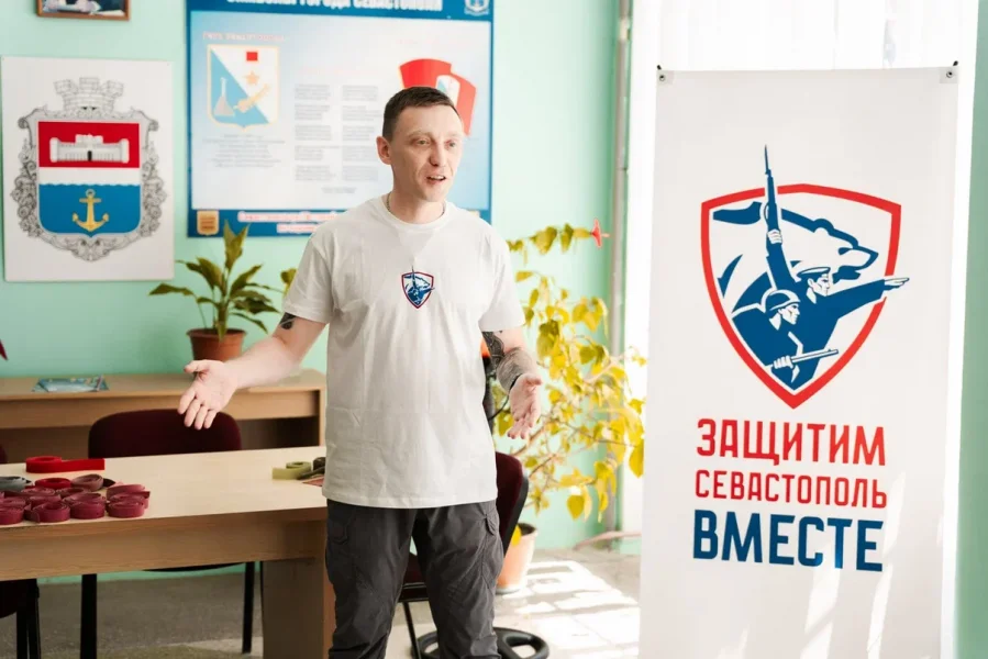 Жители разных возрастов и профессий проходят курсы первой помощи Жители разных возрастов и профессий проходят курсы первой помощи